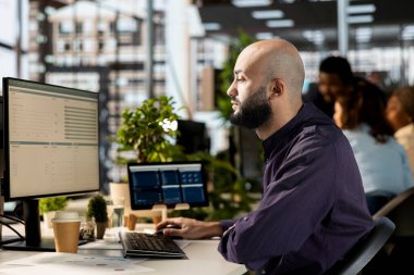 Orta Doğulu yönetici stratejik planlama, kaynak tahsisi ve etkin iş operasyonları için şirket verilerini analiz ediyor. Adam finansal tahminler ve veri analizleri yapıyor..