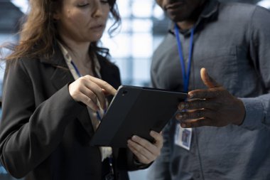 Veri merkezi yazılım geliştiricileri dizüstü bilgisayar kullanıyor, güvenlik denetimleri yapıyor, hataları önlüyor. Beyin fırtınası yapan iş arkadaşlarını kapat, güvenlik duvarı kurallarını gözden geçirmek için aygıt kullan, olay ayrıntılarını kaydet