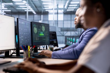 Sistem yöneticisi sunucu çiftliğini yeniden yapılandırırken bildirim alıyor, optimize ediyor. Bilişim uzmanı veri merkezinin tüm hataları etkili ve başarılı bir şekilde ortadan kaldırmasını sağlar