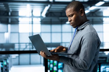 Veri merkezi işletim dizüstü bilgisayarı mühendisi, yeni sunucu mimarileri kuruyor, ağ viralizasyonunu yapılandırıyor, ayarları doğruluyor, depolama dizilerini güncelliyor, kararlı ağ performansını koruyor