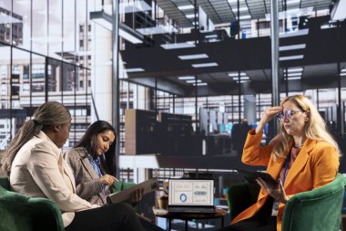 Genel müdür kadın, yöneticilerle yaptığı toplantı sırasında baş ağrısıyla stresli, bunalmış ve başarı elde etmek için baskı altında. Takımıyla hedeflerine ulaşmak için çok çalışıyor..