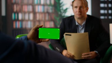 Profesyonel casusluk ekibi, hükümet görevlerinde ihtiyatlı davranmanın önemini gösteren gizli dava dosyalarının yanında görev içgörüsünü de paylaşıyor. CIA klas karargahı. Kamera A.