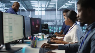 Sunucu çiftliğindeki siber güvenlik uzmanları bilgisayar korsanlarının veri çalmasını engellemeye çalışıyor. Veri merkezini kapatın. Bilgi işlem uzmanları virüs saldıran sunucuları silmeye çalışıyorlar. Kamera A.