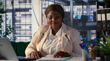 Siyahi kadın CEO iş büyümesi ve küresel kalkınma için stratejik planlama faaliyetleri, liderlik nitelikleri ve hedef yönelimini gösteriyor. Şirket başarısına adanmışlık. Kamera A.