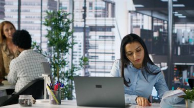 Çok uluslu şirkette yönetici asistanı bir sonraki büyük iş projesinde çalışıyor. Hintli işçi operasyonları yönetmek ve başarılı bir girişim olmasını sağlamak için veri ve teknoloji araçları kullanır. Kamera A.