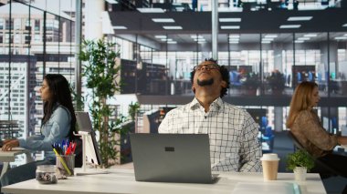 Ofis masasındaki tükenmişlerle uğraşmaktan yorgun düşmüş iş yoğunluğu ve duygusal gerginlik yüzünden stresli. İnsanoğlu yorgunluk ve düşük enerjiden muzdariptir. Kamera B.