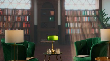 Boş kitap geleneksel çalışma odasını yeşil koltuklarla ve sıcak ahşap tonlarla doldurdu. Sıcak, lüks bir atmosfer yayıyor. Seçkin aristokrasi toplantıları ve viski içmek için ideal bir yer..
