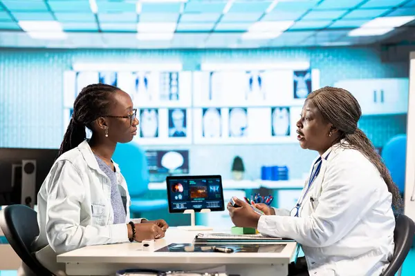 POS terminalinde reçeteli ilaç ve ilaçların parasını ödeyen Afrikalı Amerikalı bir kız ağrı kesici ve vitaminleri doğrudan ecza dolabından alıyor. Sağlık hizmetleri pratiği.