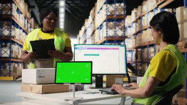 Asyalı çalışan, bilgisayar üzerinde izole edilmiş bir model ekran kullanıyor, tedarik zinciri sistemi ve paket izleme servisi için kullanılan bir iş yazılımı. Gerçek zamanlı sipariş tamamlama gösterimleri. Kamera A.