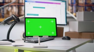 Boş dağıtım merkezi alanı, emrin işlenmesi ve e-ticaret kargo mallarının taşınması ile ilgili olarak bilgisayar üzerinde izole edilmiş bir kopya alanı gösteriyor. Raflarda raflar ve paketler olan bir depo..