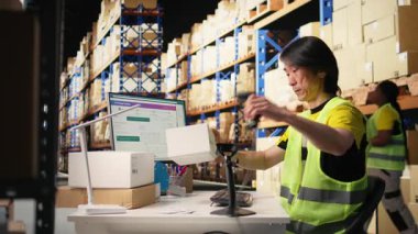 Sevkiyat etiketlerini tararken çok çalışmaktan yorgun düşmüş, uykulu ve depodaki görevlerinden sıkılmış. Bir tarayıcı ve izleme yazılımıyla sipariş tamamlama işlemi. Kamera A.