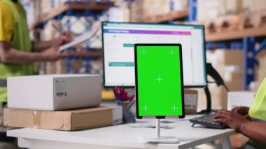 Hi vis Yelek 'teki depo çalışanı, nakliye yazılımı, ambalaj sistemleri ve envanter yönetim araçları teknolojisiyle fotokopi alanı görüntüsü kullanıyor. E-ticaret lojistiği. Kamera B.