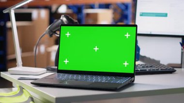 Boş depo, bilgisayar ekranında yeşil ekran çalışıyor, sipariş işleme ve e-ticaret kargo ürünleriyle ilgileniyor. Endüstriyel rafları ve rafları olan bir depo..