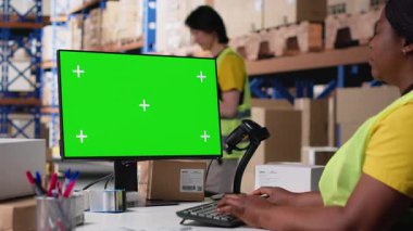 Yelekli bir depo işçisi, nakliye yazılımı teknolojisi, ambalaj sistemleri ve envanter yönetim araçlarıyla fotokopi alanı görüntüsü kullanır. E-ticaret lojistiğinde otomasyon. Kamera B.