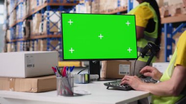 Asyalı çalışan bilgisayar monitöründe izole edilmiş bir model ekran kullanıyor, tedarik zinciri sistemi ve paket izleme servisi için kullanılan bir iş yazılımı. Gerçek zamanlı sipariş yerine getirilmesi. Kamera B.