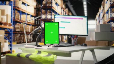 Boş depo ekranı gösteriyor. İnternetteki alışveriş e-ticaret işi için kargo paketlerinin fotokopi alanı modelleri, dolum merkezi nakliyesi var. Büyük bir depo odası..