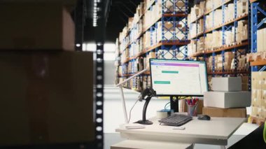 Büyük ölçekli boş depo, endüstriyel raflardan kargo dağıtımı, depolama odasında online alışveriş. Malzeme odası lojistik merkezinden acil teslimat..