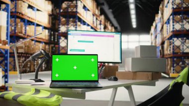 Boş endüstriyel depo ekranı gösteriyor. İnternetteki alışveriş e-ticaret işi için kargo paketlerini kopyalama, tamamlama merkezi modelleri var. Yerel marka depolama odası.