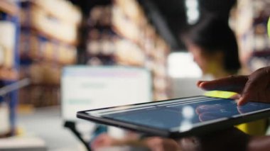 Afro-Amerikalı 'yı kapatın. Tabletteki paketler için takip bilgilerini kontrol edin. Depodaki ekspres teslimat hizmetleri için doğru sevkiyat adresini temin edin. AWB dağıtım numaraları. Kamera A.