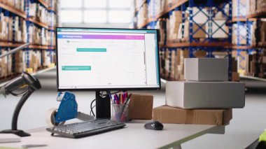 Çevrimiçi alışveriş yapan yerel markalardan kargo ürünleri taşımak için kullanılan boş bir e-ticaret deposu. Tedarik odasından hızlı teslimat sağlanıyor. Tamamlama Merkezi.