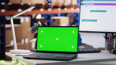 Boş depo ekranı gösteriyor. İnternetteki alışveriş e-ticaret işi için kargo paketlerinin fotokopi alanı modelleri, dolum merkezi nakliyesi var. Yerel marka depolama odası.