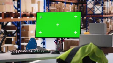 Boş depo alanı emniyette izole edilmiş kroma anahtar görüntüsü, sipariş işleme ve e-ticaret kargo malları yöneticiliği gösteriyor. Raflarda raflar ve paketler olan bir depo..