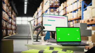 Boş depo alanı emniyette izole edilmiş kroma anahtar görüntüsü, sipariş işleme ve e-ticaret kargo malları yöneticiliği gösteriyor. Raflarda raflar ve paketler olan bir depo..