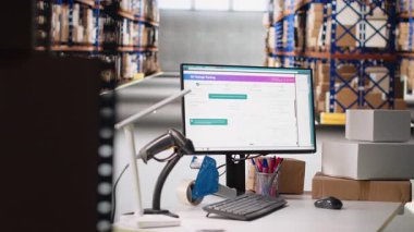 Paket izleme yazılım sistemi, büyük raf birimleri ve rafları olan boş depo ve awb numaralarıyla gönderilen paketleri takip ediyor. Yerel marka depolama tesisi.