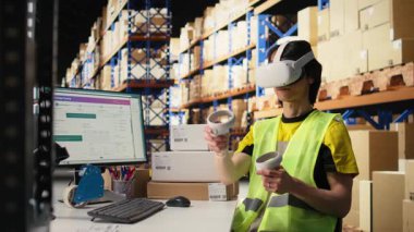 İşçi, AI ile siparişin yerine getirilmesini sağlamak için sanal gerçeklik kulaklığı kullanıyor, e-ticaret lojistiği için paket durumunu takip ediyor. Asyalı bir adam sanayi deposunda, rafları ve kutuları var. Kamera A.