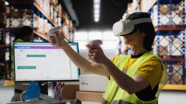 Yapay zeka, sipariş işleme ve envanter kontrolünden güç alan 3 boyutlu simülasyon için VR kulaklık takan personel. Gerçek zamanlı sevkiyat paketi takip ediliyor. Kamera B.