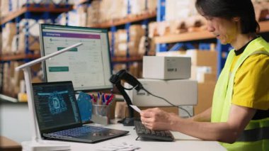 Personel, sipariş işleme otomasyonu için yapay zeka yazılımını kullanır, gelişmiş sinirsel ağlar ise dağıtım merkezindeki izleme yazılımına yardımcı olur. Depo rafları olan bir depo. Kamera B.