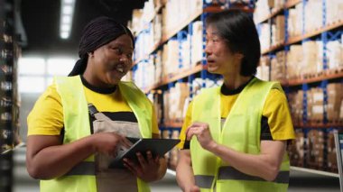 Satış işlerini yöneten, ambardan ürün taşıyan çok ırklı bir grup var. İthalat ihracatını denetleyen meslektaşlar. Kamera B.