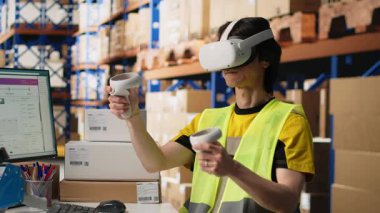 Çelik yelek işçisi, el yapımı envanter kontrolü, paket sevkiyatı takip ve siparişi yerine getirmek için yapay zekaya bağlı bir VR kulaklık kullanıyor. Sanal gerçeklik hızlı iletimi geliştirir. Kamera B.