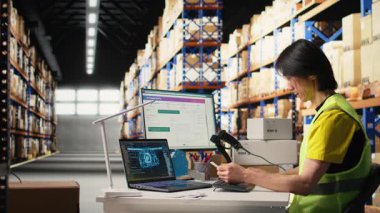 Personel, sipariş işleme otomasyonu için yapay zeka yazılımını kullanır, gelişmiş sinirsel ağlar ise dağıtım merkezindeki izleme yazılımına yardımcı olur. Depo rafları olan bir depo. Kamera A.