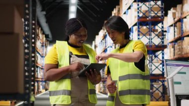 Çeşitli personel sipariş işleme ve yerine getirmek için tablet kullanıyor, depo alanında ambalaj malzemeleri üzerinde çalışıyor ve kolayca ithalat ürünleri dağıtımı sağlıyor. Kamera B.