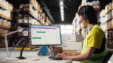 Çağrı merkezi çalışanı, müşteri memnuniyeti merkezinde, envanter kontrolü ve paket takibiyle ilgileniyor. Teslimat gecikmeleri veya yanlış adreslerle ilgili sorunları çözen Asyalı bir adam. Kamera A.