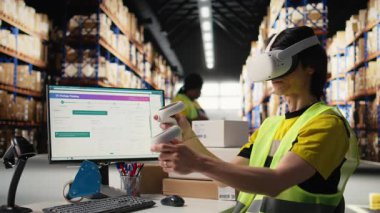 Yapay zeka, sipariş işleme ve envanter kontrolünden güç alan 3 boyutlu simülasyon için VR kulaklık takan personel. Gerçek zamanlı sevkiyat paketi takip ediliyor. Kamera A.