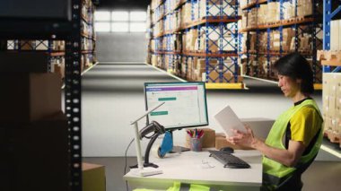 Erkek personel envanter kontrolü yapar ve paketleri kaydeder, nakliye etiketlerini gözden geçirir ve paket izleme yazılımıyla ilgili bilgileri takip eder. E-ticaret perakende operasyonlarını yönetiyorum. Kamera A.