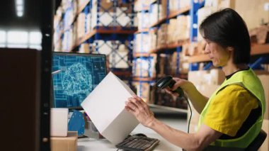 Asyalı personel nakliye etiketlerini taramak için yapay zeka kullanıyor, sevkiyat detaylarını yapay zeka destekli barkodlarla kaydediyor. Sanal yardımla yapılan e-ticaret. Kamera B.