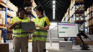 Çok ırklı personelin e-ticaret emirlerini işlemesi ve faturaları incelemesi endüstriyel depo alanlarında depolama raflarıyla kargo malları düzenlemesi. Düzgün dağıtım ve kalite kontrol. Kamera A.