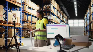 Asyalı bir adam bir videoda büyük bir iş yeri malzemesi aktivitesinin reklamını yapıyor, online alışveriş dağıtım reklamı için bir video bloğu yayınlıyor. Kargoyu tanıtım reklamında sunan adam. Kamera A.