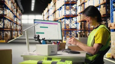 Asyalı personel teslimattan önce barkodları etiketleyip taramayı başarıyor, perakende dağıtım için bir depoda yelek giyiyor. Emrin yerine getirilmesi ve envanter takibi sağlanıyor. Kamera A.