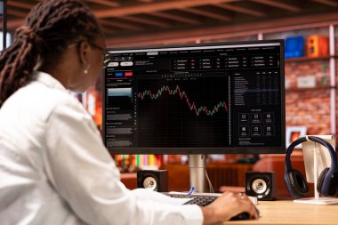 PC monitörü kullanan günlük işlemci, iyi performans gösterebilecek hisse senedi satın alıyor ve değeri düşebilecek hisse senedi satıyor. Eski tüccar bilgisayar ekranında hisse senedi portföy hisselerine göz atıyor