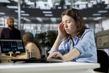 Yorgun çalışanlar iş yerinde şiddetli bir baş ağrısıyla uğraşıyorlar, hasta hissediyorlar ve fazla çalışıyorlar. Kadın yoğun yorgunluk ve tükenmişlik nedeniyle migren ağrısı çekiyor..