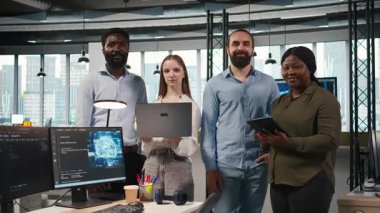 Gülümseyen takım çalışmalarının portresi yapay zekayı performansı ve tahminleri optimize etmek için kullanıyor. Ofisteki neşeli iş arkadaşları eğitim makineleri öğrenme modelleri, kamera A