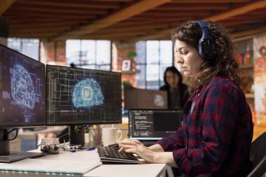 Yapay zeka endüstrisi yeni teknisyenlerin kodlama ve dinleme işlerini yürütüyor. Silikon Vadisi çalışanı kulaklık takıyor ve çalışma alanında yapay zeka teknolojisi kullanıyor.