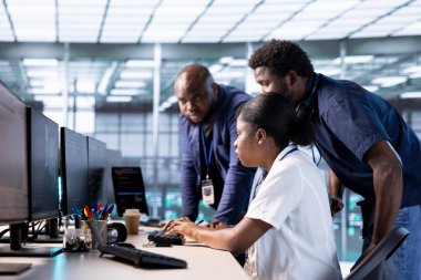 Ekip teknisyenleri sunucu çiftliğini müşterilerin veri işleme gereksinimleri için optimize etmek üzere yeniden yapılandırıyorlar. Veri merkezi ekipmanlarının verimli çalışmasını sağlamak için işbirliği yapan meslektaşlar