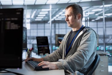 Bilgisayar bilimcisi veri merkezi varlıklarını ve bilgilerini korumak için siber güvenlik önlemleri uyguluyor. Operasyonel etkinliği artırmak için sunucu merkezi bilişim uzmanı izleme ve analiz metrikleri