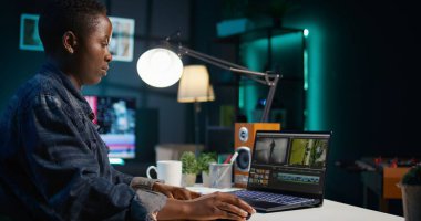 Yaratıcı ofiste renk derecelendirme ve ışıklandırmayı düzenlemeden önce film montajını analiz eden profesyonel video editörü. Ham görüntülerle çalışan prodüksiyon stüdyosu çalışanı, artan kalite, kamera B