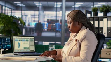 Verimlilik ve verimliliği, küresel genişleme hedeflerine giden yolu sağlamak için yürütme gücü analizi hedef raporları ve KPI performans ölçümleri ile güçlü hedef odaklı yönetici. Kamera A.